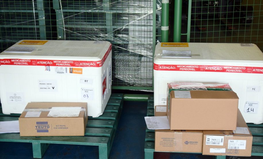 O Governo do Estado começou a distribuir sexta-feira (23) para as 22 Regionais de Saúde do Paraná mais 205.130 doses da vacina contra a Covid-19. Os imunizantes integram o 14º lote encaminhado pelo Ministério da Saúde na quinta-feira (22), composto por 166.000 doses da Covishield, produzida pela Universidade de Oxford/AstraZeneca/Fiocruz, e 39.130 doses da CoronaVac, desenvolvida pelo Instituto Butantan/Sinovac. - Curitiba, 23/04/2021  -   Foto: Américo Antonio/SESA