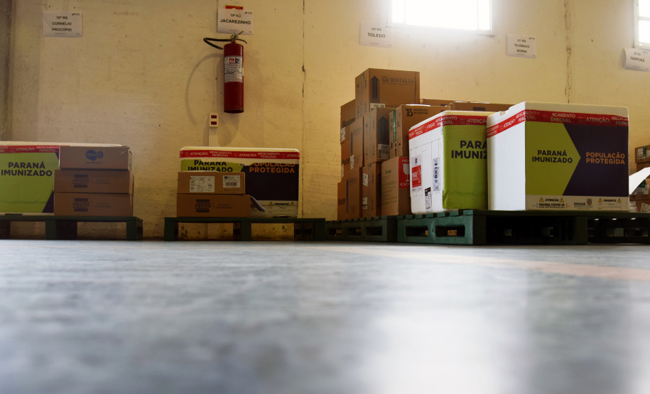 O Governo do Estado começou a distribuir sexta-feira (23) para as 22 Regionais de Saúde do Paraná mais 205.130 doses da vacina contra a Covid-19. Os imunizantes integram o 14º lote encaminhado pelo Ministério da Saúde na quinta-feira (22), composto por 166.000 doses da Covishield, produzida pela Universidade de Oxford/AstraZeneca/Fiocruz, e 39.130 doses da CoronaVac, desenvolvida pelo Instituto Butantan/Sinovac. - Curitiba, 23/04/2021  -   Foto: Américo Antonio/SESA