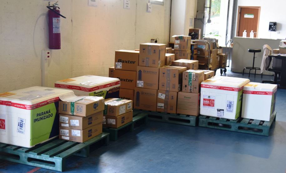 O Governo do Estado começou a distribuir sexta-feira (23) para as 22 Regionais de Saúde do Paraná mais 205.130 doses da vacina contra a Covid-19. Os imunizantes integram o 14º lote encaminhado pelo Ministério da Saúde na quinta-feira (22), composto por 166.000 doses da Covishield, produzida pela Universidade de Oxford/AstraZeneca/Fiocruz, e 39.130 doses da CoronaVac, desenvolvida pelo Instituto Butantan/Sinovac. - Curitiba, 23/04/2021  -   Foto: Américo Antonio/SESA