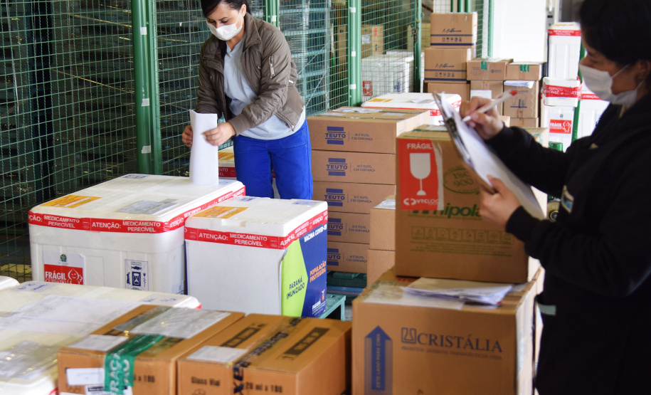 O Governo do Estado começou a distribuir sexta-feira (23) para as 22 Regionais de Saúde do Paraná mais 205.130 doses da vacina contra a Covid-19. Os imunizantes integram o 14º lote encaminhado pelo Ministério da Saúde na quinta-feira (22), composto por 166.000 doses da Covishield, produzida pela Universidade de Oxford/AstraZeneca/Fiocruz, e 39.130 doses da CoronaVac, desenvolvida pelo Instituto Butantan/Sinovac. - Curitiba, 23/04/2021  -   Foto: Américo Antonio/SESA