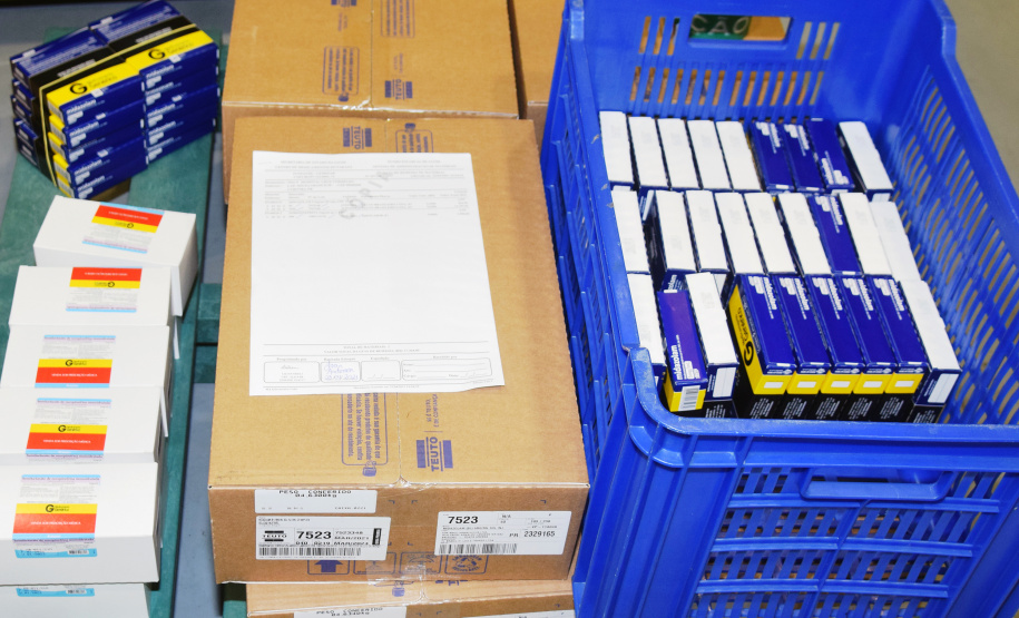 O Governo do Estado começou a distribuir sexta-feira (23) para as 22 Regionais de Saúde do Paraná mais 205.130 doses da vacina contra a Covid-19. Os imunizantes integram o 14º lote encaminhado pelo Ministério da Saúde na quinta-feira (22), composto por 166.000 doses da Covishield, produzida pela Universidade de Oxford/AstraZeneca/Fiocruz, e 39.130 doses da CoronaVac, desenvolvida pelo Instituto Butantan/Sinovac. - Curitiba, 23/04/2021  -   Foto: Américo Antonio/SESA