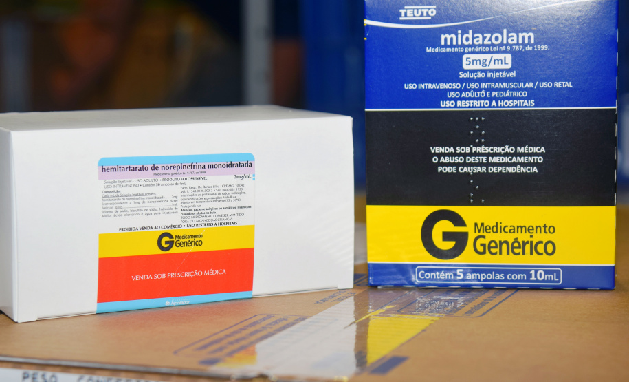 O Governo do Estado começou a distribuir sexta-feira (23) para as 22 Regionais de Saúde do Paraná mais 205.130 doses da vacina contra a Covid-19. Os imunizantes integram o 14º lote encaminhado pelo Ministério da Saúde na quinta-feira (22), composto por 166.000 doses da Covishield, produzida pela Universidade de Oxford/AstraZeneca/Fiocruz, e 39.130 doses da CoronaVac, desenvolvida pelo Instituto Butantan/Sinovac. - Curitiba, 23/04/2021  -   Foto: Américo Antonio/SESA