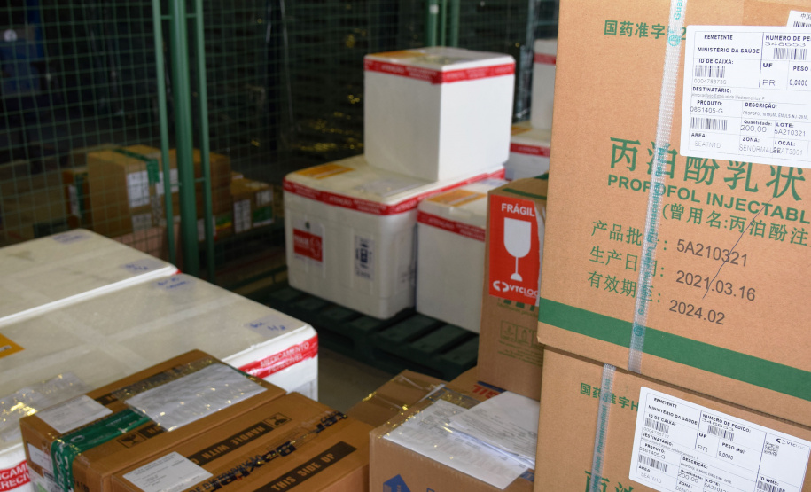 O Governo do Estado começou a distribuir sexta-feira (23) para as 22 Regionais de Saúde do Paraná mais 205.130 doses da vacina contra a Covid-19. Os imunizantes integram o 14º lote encaminhado pelo Ministério da Saúde na quinta-feira (22), composto por 166.000 doses da Covishield, produzida pela Universidade de Oxford/AstraZeneca/Fiocruz, e 39.130 doses da CoronaVac, desenvolvida pelo Instituto Butantan/Sinovac. - Curitiba, 23/04/2021  -   Foto: Américo Antonio/SESA