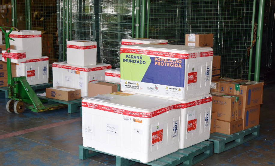 O Governo do Estado começou a distribuir sexta-feira (23) para as 22 Regionais de Saúde do Paraná mais 205.130 doses da vacina contra a Covid-19. Os imunizantes integram o 14º lote encaminhado pelo Ministério da Saúde na quinta-feira (22), composto por 166.000 doses da Covishield, produzida pela Universidade de Oxford/AstraZeneca/Fiocruz, e 39.130 doses da CoronaVac, desenvolvida pelo Instituto Butantan/Sinovac. - Curitiba, 23/04/2021  -   Foto: Américo Antonio/SESA