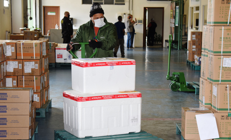 O Governo do Estado começou a distribuir sexta-feira (23) para as 22 Regionais de Saúde do Paraná mais 205.130 doses da vacina contra a Covid-19. Os imunizantes integram o 14º lote encaminhado pelo Ministério da Saúde na quinta-feira (22), composto por 166.000 doses da Covishield, produzida pela Universidade de Oxford/AstraZeneca/Fiocruz, e 39.130 doses da CoronaVac, desenvolvida pelo Instituto Butantan/Sinovac. - Curitiba, 23/04/2021  -   Foto: Américo Antonio/SESA