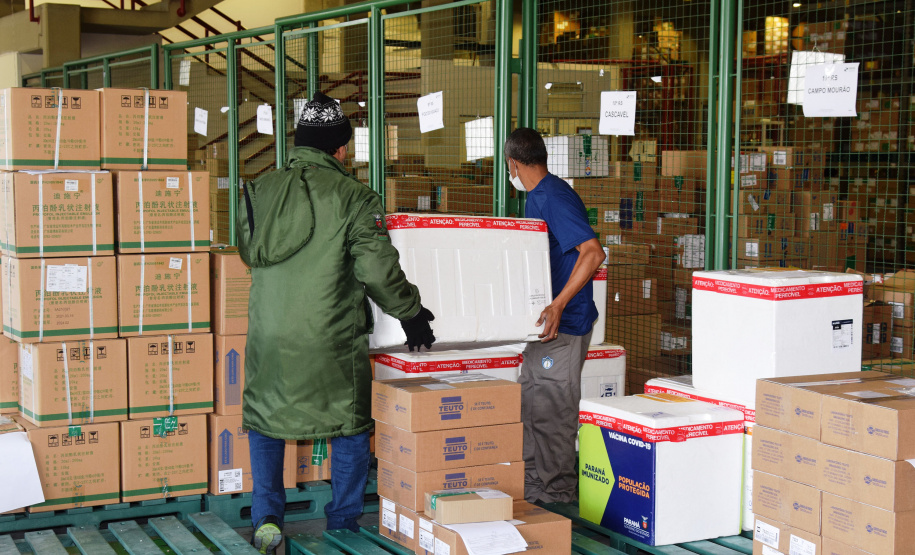 O Governo do Estado começou a distribuir sexta-feira (23) para as 22 Regionais de Saúde do Paraná mais 205.130 doses da vacina contra a Covid-19. Os imunizantes integram o 14º lote encaminhado pelo Ministério da Saúde na quinta-feira (22), composto por 166.000 doses da Covishield, produzida pela Universidade de Oxford/AstraZeneca/Fiocruz, e 39.130 doses da CoronaVac, desenvolvida pelo Instituto Butantan/Sinovac. - Curitiba, 23/04/2021  -   Foto: Américo Antonio/SESA