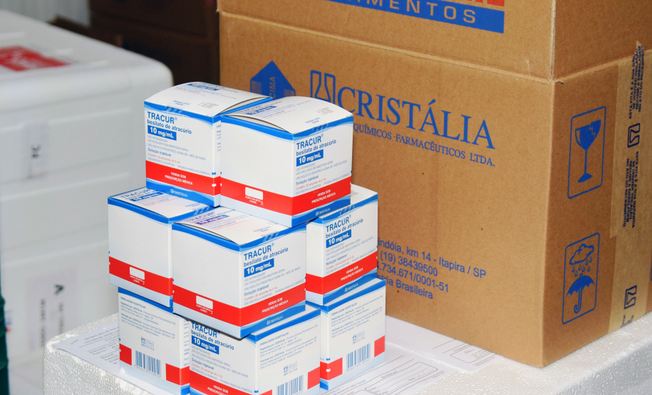 O Governo do Estado começou a distribuir sexta-feira (23) para as 22 Regionais de Saúde do Paraná mais 205.130 doses da vacina contra a Covid-19. Os imunizantes integram o 14º lote encaminhado pelo Ministério da Saúde na quinta-feira (22), composto por 166.000 doses da Covishield, produzida pela Universidade de Oxford/AstraZeneca/Fiocruz, e 39.130 doses da CoronaVac, desenvolvida pelo Instituto Butantan/Sinovac. - Curitiba, 23/04/2021  -   Foto: Américo Antonio/SESA