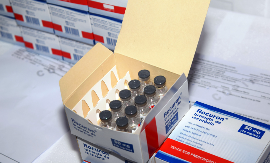 O Governo do Estado começou a distribuir sexta-feira (23) para as 22 Regionais de Saúde do Paraná mais 205.130 doses da vacina contra a Covid-19. Os imunizantes integram o 14º lote encaminhado pelo Ministério da Saúde na quinta-feira (22), composto por 166.000 doses da Covishield, produzida pela Universidade de Oxford/AstraZeneca/Fiocruz, e 39.130 doses da CoronaVac, desenvolvida pelo Instituto Butantan/Sinovac. - Curitiba, 23/04/2021  -   Foto: Américo Antonio/SESA