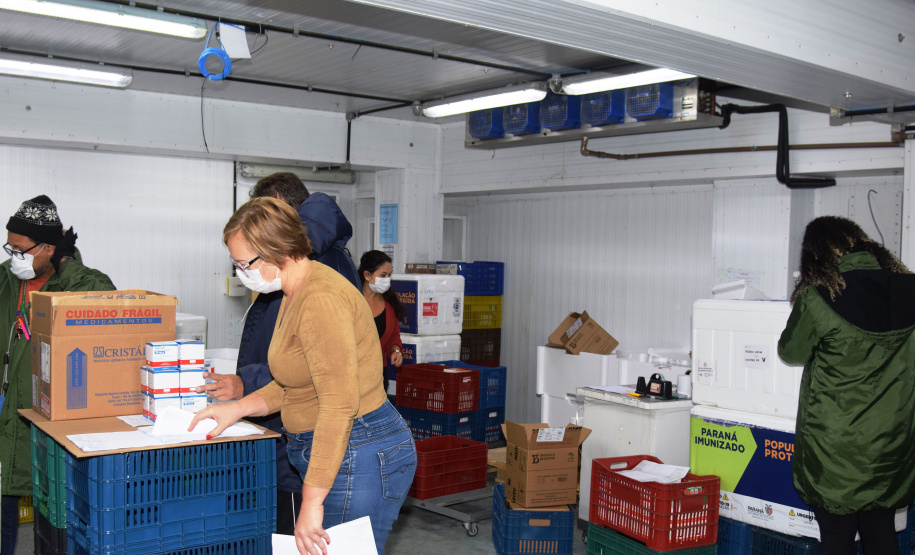 O Governo do Estado começou a distribuir sexta-feira (23) para as 22 Regionais de Saúde do Paraná mais 205.130 doses da vacina contra a Covid-19. Os imunizantes integram o 14º lote encaminhado pelo Ministério da Saúde na quinta-feira (22), composto por 166.000 doses da Covishield, produzida pela Universidade de Oxford/AstraZeneca/Fiocruz, e 39.130 doses da CoronaVac, desenvolvida pelo Instituto Butantan/Sinovac. - Curitiba, 23/04/2021  -   Foto: Américo Antonio/SESA
