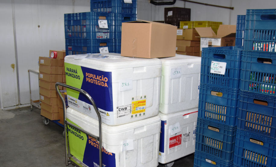 O Governo do Estado começou a distribuir sexta-feira (23) para as 22 Regionais de Saúde do Paraná mais 205.130 doses da vacina contra a Covid-19. Os imunizantes integram o 14º lote encaminhado pelo Ministério da Saúde na quinta-feira (22), composto por 166.000 doses da Covishield, produzida pela Universidade de Oxford/AstraZeneca/Fiocruz, e 39.130 doses da CoronaVac, desenvolvida pelo Instituto Butantan/Sinovac. - Curitiba, 23/04/2021  -   Foto: Américo Antonio/SESA
