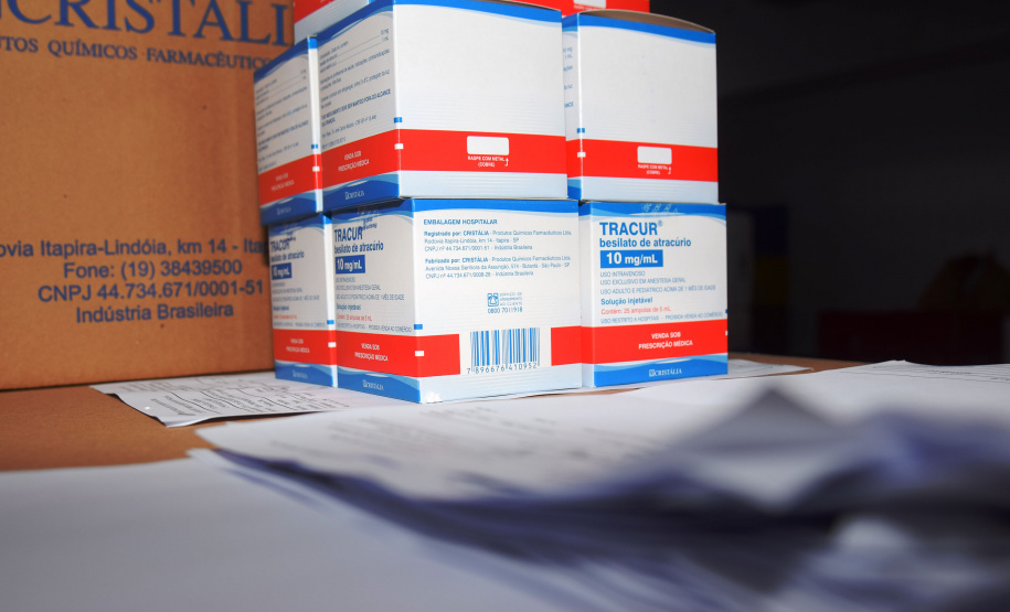 O Governo do Estado começou a distribuir sexta-feira (23) para as 22 Regionais de Saúde do Paraná mais 205.130 doses da vacina contra a Covid-19. Os imunizantes integram o 14º lote encaminhado pelo Ministério da Saúde na quinta-feira (22), composto por 166.000 doses da Covishield, produzida pela Universidade de Oxford/AstraZeneca/Fiocruz, e 39.130 doses da CoronaVac, desenvolvida pelo Instituto Butantan/Sinovac. - Curitiba, 23/04/2021  -   Foto: Américo Antonio/SESA