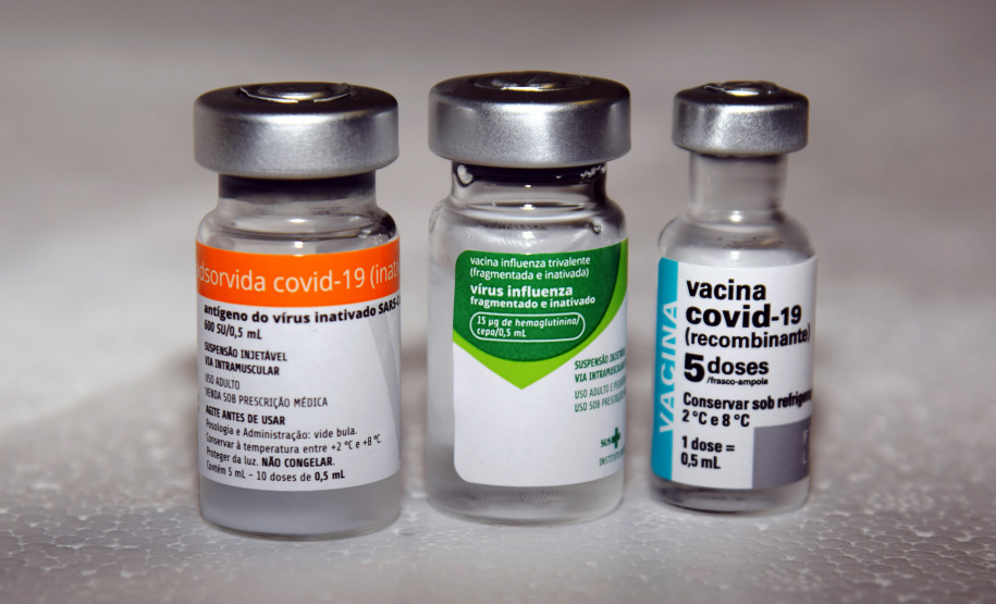 O Governo do Estado começou a distribuir sexta-feira (23) para as 22 Regionais de Saúde do Paraná mais 205.130 doses da vacina contra a Covid-19. Os imunizantes integram o 14º lote encaminhado pelo Ministério da Saúde na quinta-feira (22), composto por 166.000 doses da Covishield, produzida pela Universidade de Oxford/AstraZeneca/Fiocruz, e 39.130 doses da CoronaVac, desenvolvida pelo Instituto Butantan/Sinovac. - Curitiba, 23/04/2021  -   Foto: Américo Antonio/SESA