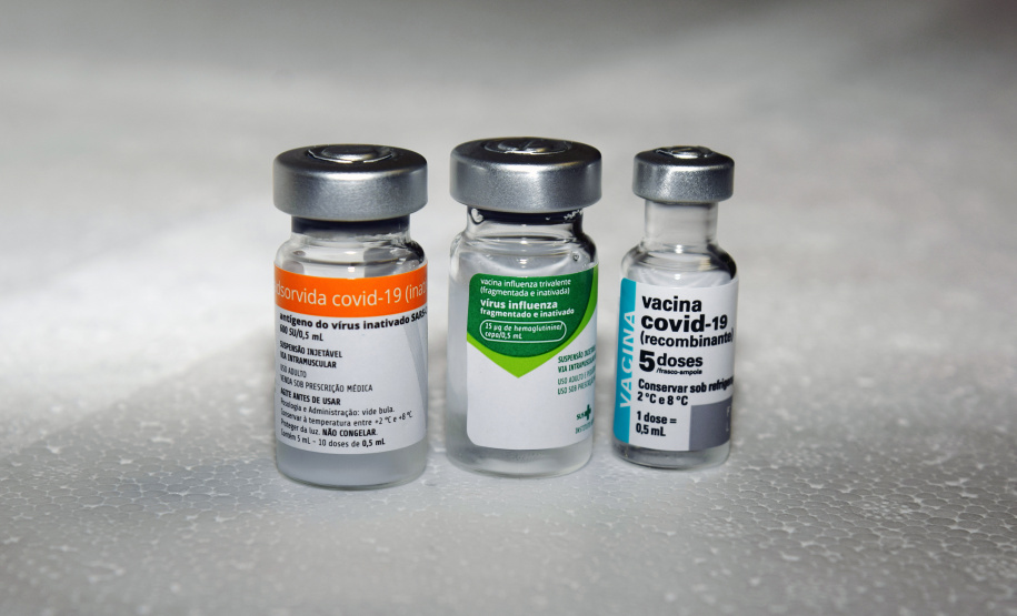 O Governo do Estado começou a distribuir sexta-feira (23) para as 22 Regionais de Saúde do Paraná mais 205.130 doses da vacina contra a Covid-19. Os imunizantes integram o 14º lote encaminhado pelo Ministério da Saúde na quinta-feira (22), composto por 166.000 doses da Covishield, produzida pela Universidade de Oxford/AstraZeneca/Fiocruz, e 39.130 doses da CoronaVac, desenvolvida pelo Instituto Butantan/Sinovac. - Curitiba, 23/04/2021  -   Foto: Américo Antonio/SESA