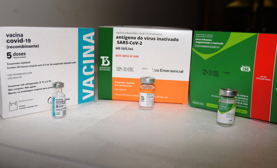 O Governo do Estado começou a distribuir sexta-feira (23) para as 22 Regionais de Saúde do Paraná mais 205.130 doses da vacina contra a Covid-19. Os imunizantes integram o 14º lote encaminhado pelo Ministério da Saúde na quinta-feira (22), composto por 166.000 doses da Covishield, produzida pela Universidade de Oxford/AstraZeneca/Fiocruz, e 39.130 doses da CoronaVac, desenvolvida pelo Instituto Butantan/Sinovac. - Curitiba, 23/04/2021  -   Foto: Américo Antonio/SESA