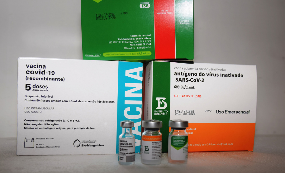 O Governo do Estado começou a distribuir sexta-feira (23) para as 22 Regionais de Saúde do Paraná mais 205.130 doses da vacina contra a Covid-19. Os imunizantes integram o 14º lote encaminhado pelo Ministério da Saúde na quinta-feira (22), composto por 166.000 doses da Covishield, produzida pela Universidade de Oxford/AstraZeneca/Fiocruz, e 39.130 doses da CoronaVac, desenvolvida pelo Instituto Butantan/Sinovac. - Curitiba, 23/04/2021  -   Foto: Américo Antonio/SESA