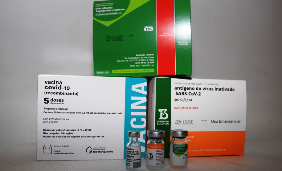 O Governo do Estado começou a distribuir sexta-feira (23) para as 22 Regionais de Saúde do Paraná mais 205.130 doses da vacina contra a Covid-19. Os imunizantes integram o 14º lote encaminhado pelo Ministério da Saúde na quinta-feira (22), composto por 166.000 doses da Covishield, produzida pela Universidade de Oxford/AstraZeneca/Fiocruz, e 39.130 doses da CoronaVac, desenvolvida pelo Instituto Butantan/Sinovac. - Curitiba, 23/04/2021  -   Foto: Américo Antonio/SESA