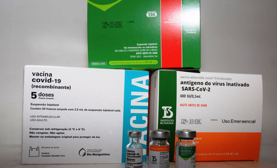 O Governo do Estado começou a distribuir sexta-feira (23) para as 22 Regionais de Saúde do Paraná mais 205.130 doses da vacina contra a Covid-19. Os imunizantes integram o 14º lote encaminhado pelo Ministério da Saúde na quinta-feira (22), composto por 166.000 doses da Covishield, produzida pela Universidade de Oxford/AstraZeneca/Fiocruz, e 39.130 doses da CoronaVac, desenvolvida pelo Instituto Butantan/Sinovac. - Curitiba, 23/04/2021  -   Foto: Américo Antonio/SESA