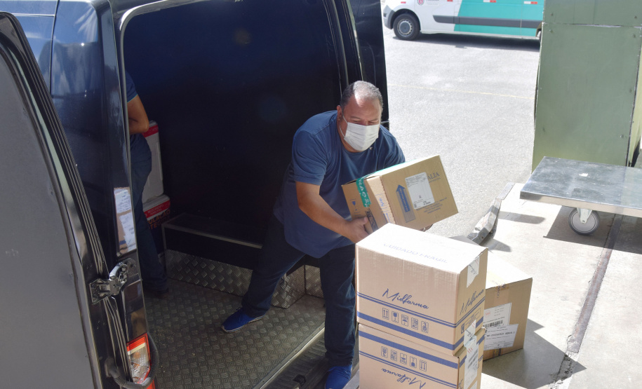 O Governo do Estado começou a distribuir sexta-feira (23) para as 22 Regionais de Saúde do Paraná mais 205.130 doses da vacina contra a Covid-19. Os imunizantes integram o 14º lote encaminhado pelo Ministério da Saúde na quinta-feira (22), composto por 166.000 doses da Covishield, produzida pela Universidade de Oxford/AstraZeneca/Fiocruz, e 39.130 doses da CoronaVac, desenvolvida pelo Instituto Butantan/Sinovac. - Curitiba, 23/04/2021  -   Foto: Américo Antonio/SESA