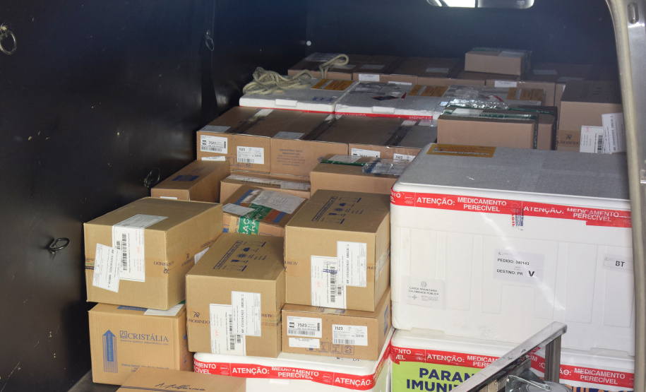 O Governo do Estado começou a distribuir sexta-feira (23) para as 22 Regionais de Saúde do Paraná mais 205.130 doses da vacina contra a Covid-19. Os imunizantes integram o 14º lote encaminhado pelo Ministério da Saúde na quinta-feira (22), composto por 166.000 doses da Covishield, produzida pela Universidade de Oxford/AstraZeneca/Fiocruz, e 39.130 doses da CoronaVac, desenvolvida pelo Instituto Butantan/Sinovac. - Curitiba, 23/04/2021  -   Foto: Américo Antonio/SESA