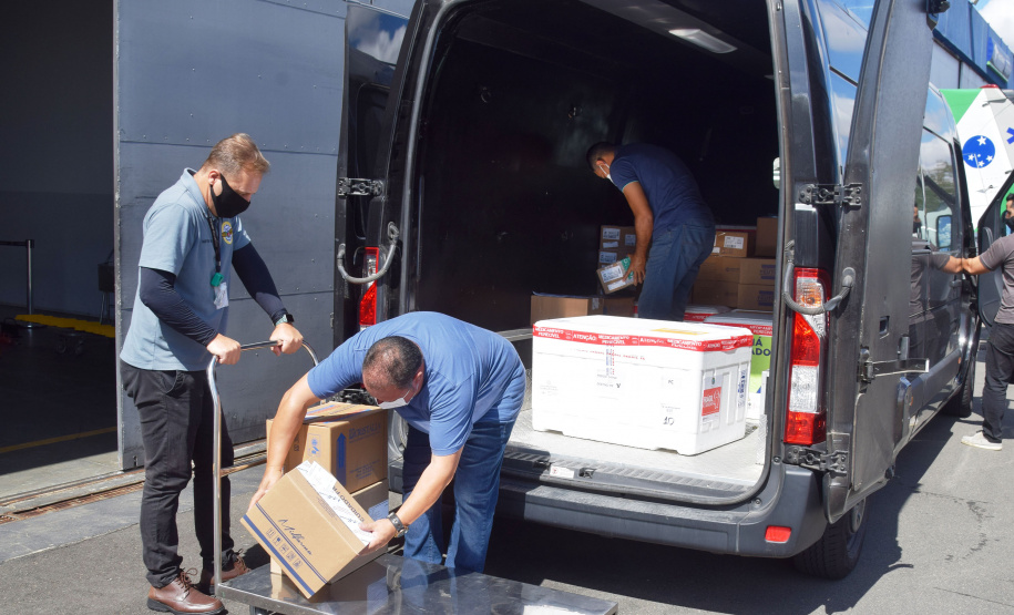 O Governo do Estado começou a distribuir sexta-feira (23) para as 22 Regionais de Saúde do Paraná mais 205.130 doses da vacina contra a Covid-19. Os imunizantes integram o 14º lote encaminhado pelo Ministério da Saúde na quinta-feira (22), composto por 166.000 doses da Covishield, produzida pela Universidade de Oxford/AstraZeneca/Fiocruz, e 39.130 doses da CoronaVac, desenvolvida pelo Instituto Butantan/Sinovac. - Curitiba, 23/04/2021  -   Foto: Américo Antonio/SESA