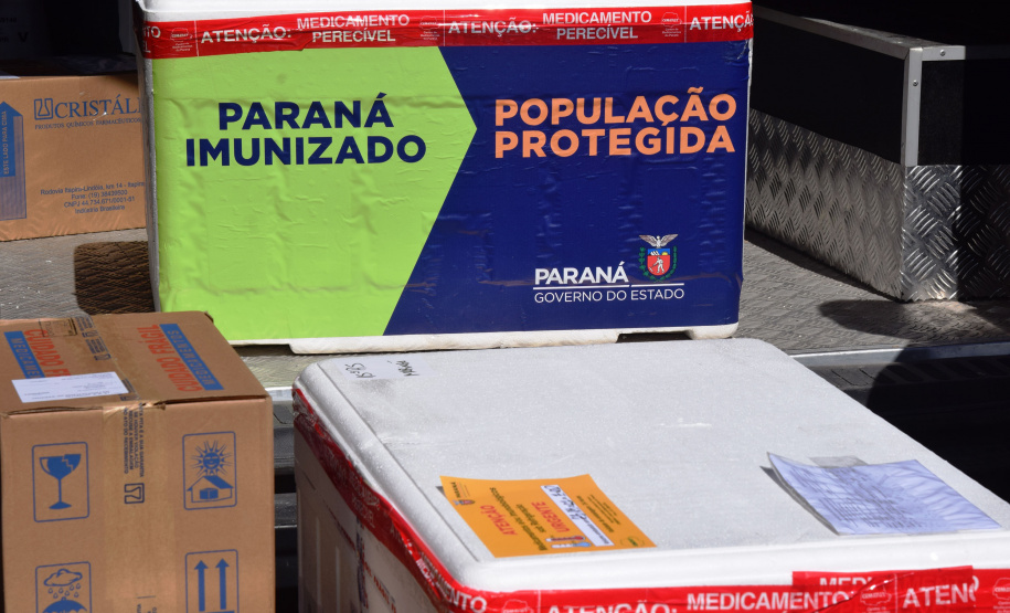 O Governo do Estado começou a distribuir sexta-feira (23) para as 22 Regionais de Saúde do Paraná mais 205.130 doses da vacina contra a Covid-19. Os imunizantes integram o 14º lote encaminhado pelo Ministério da Saúde na quinta-feira (22), composto por 166.000 doses da Covishield, produzida pela Universidade de Oxford/AstraZeneca/Fiocruz, e 39.130 doses da CoronaVac, desenvolvida pelo Instituto Butantan/Sinovac. - Curitiba, 23/04/2021  -   Foto: Américo Antonio/SESA