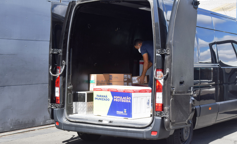 O Governo do Estado começou a distribuir sexta-feira (23) para as 22 Regionais de Saúde do Paraná mais 205.130 doses da vacina contra a Covid-19. Os imunizantes integram o 14º lote encaminhado pelo Ministério da Saúde na quinta-feira (22), composto por 166.000 doses da Covishield, produzida pela Universidade de Oxford/AstraZeneca/Fiocruz, e 39.130 doses da CoronaVac, desenvolvida pelo Instituto Butantan/Sinovac. - Curitiba, 23/04/2021  -   Foto: Américo Antonio/SESA