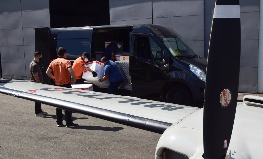 O Governo do Estado começou a distribuir sexta-feira (23) para as 22 Regionais de Saúde do Paraná mais 205.130 doses da vacina contra a Covid-19. Os imunizantes integram o 14º lote encaminhado pelo Ministério da Saúde na quinta-feira (22), composto por 166.000 doses da Covishield, produzida pela Universidade de Oxford/AstraZeneca/Fiocruz, e 39.130 doses da CoronaVac, desenvolvida pelo Instituto Butantan/Sinovac. - Curitiba, 23/04/2021  -   Foto: Américo Antonio/SESA