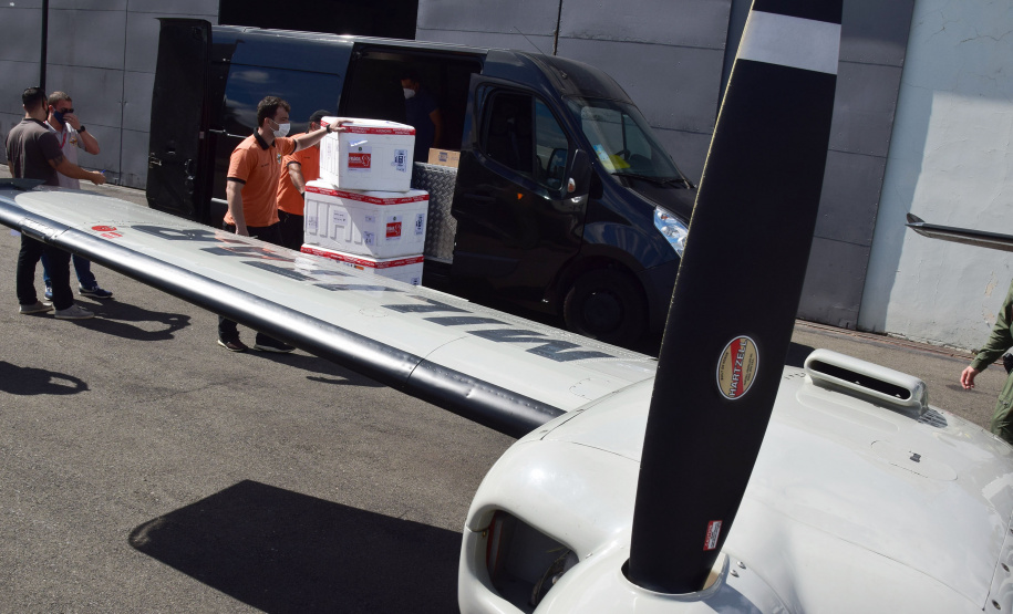 O Governo do Estado começou a distribuir sexta-feira (23) para as 22 Regionais de Saúde do Paraná mais 205.130 doses da vacina contra a Covid-19. Os imunizantes integram o 14º lote encaminhado pelo Ministério da Saúde na quinta-feira (22), composto por 166.000 doses da Covishield, produzida pela Universidade de Oxford/AstraZeneca/Fiocruz, e 39.130 doses da CoronaVac, desenvolvida pelo Instituto Butantan/Sinovac. - Curitiba, 23/04/2021  -   Foto: Américo Antonio/SESA