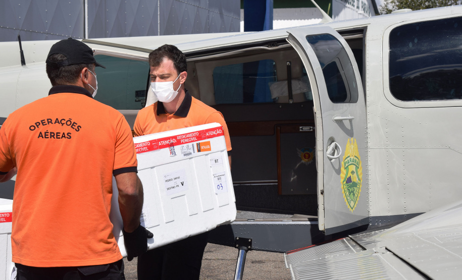 O Governo do Estado começou a distribuir sexta-feira (23) para as 22 Regionais de Saúde do Paraná mais 205.130 doses da vacina contra a Covid-19. Os imunizantes integram o 14º lote encaminhado pelo Ministério da Saúde na quinta-feira (22), composto por 166.000 doses da Covishield, produzida pela Universidade de Oxford/AstraZeneca/Fiocruz, e 39.130 doses da CoronaVac, desenvolvida pelo Instituto Butantan/Sinovac. - Curitiba, 23/04/2021  -   Foto: Américo Antonio/SESA