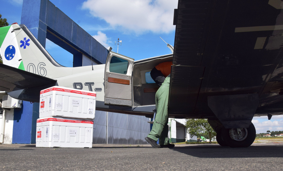 O Governo do Estado começou a distribuir sexta-feira (23) para as 22 Regionais de Saúde do Paraná mais 205.130 doses da vacina contra a Covid-19. Os imunizantes integram o 14º lote encaminhado pelo Ministério da Saúde na quinta-feira (22), composto por 166.000 doses da Covishield, produzida pela Universidade de Oxford/AstraZeneca/Fiocruz, e 39.130 doses da CoronaVac, desenvolvida pelo Instituto Butantan/Sinovac. - Curitiba, 23/04/2021  -   Foto: Américo Antonio/SESA