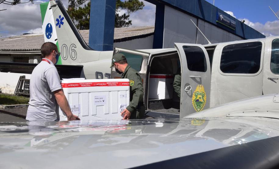O Governo do Estado começou a distribuir sexta-feira (23) para as 22 Regionais de Saúde do Paraná mais 205.130 doses da vacina contra a Covid-19. Os imunizantes integram o 14º lote encaminhado pelo Ministério da Saúde na quinta-feira (22), composto por 166.000 doses da Covishield, produzida pela Universidade de Oxford/AstraZeneca/Fiocruz, e 39.130 doses da CoronaVac, desenvolvida pelo Instituto Butantan/Sinovac. - Curitiba, 23/04/2021  -   Foto: Américo Antonio/SESA