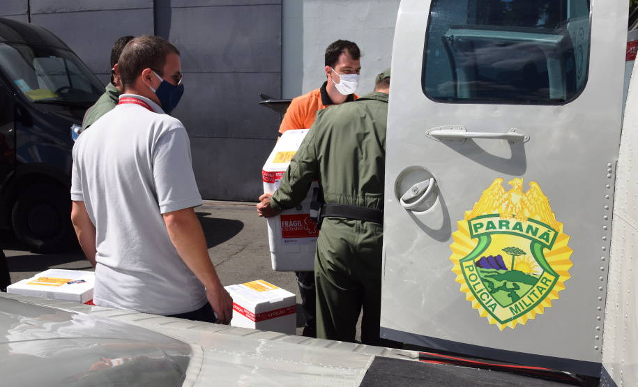 O Governo do Estado começou a distribuir sexta-feira (23) para as 22 Regionais de Saúde do Paraná mais 205.130 doses da vacina contra a Covid-19. Os imunizantes integram o 14º lote encaminhado pelo Ministério da Saúde na quinta-feira (22), composto por 166.000 doses da Covishield, produzida pela Universidade de Oxford/AstraZeneca/Fiocruz, e 39.130 doses da CoronaVac, desenvolvida pelo Instituto Butantan/Sinovac. - Curitiba, 23/04/2021  -   Foto: Américo Antonio/SESA