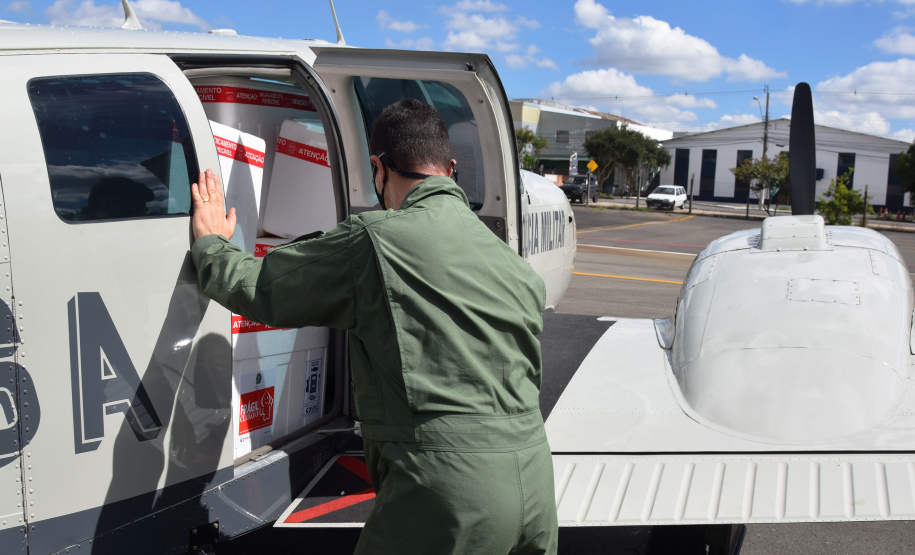 O Governo do Estado começou a distribuir sexta-feira (23) para as 22 Regionais de Saúde do Paraná mais 205.130 doses da vacina contra a Covid-19. Os imunizantes integram o 14º lote encaminhado pelo Ministério da Saúde na quinta-feira (22), composto por 166.000 doses da Covishield, produzida pela Universidade de Oxford/AstraZeneca/Fiocruz, e 39.130 doses da CoronaVac, desenvolvida pelo Instituto Butantan/Sinovac. - Curitiba, 23/04/2021  -   Foto: Américo Antonio/SESA