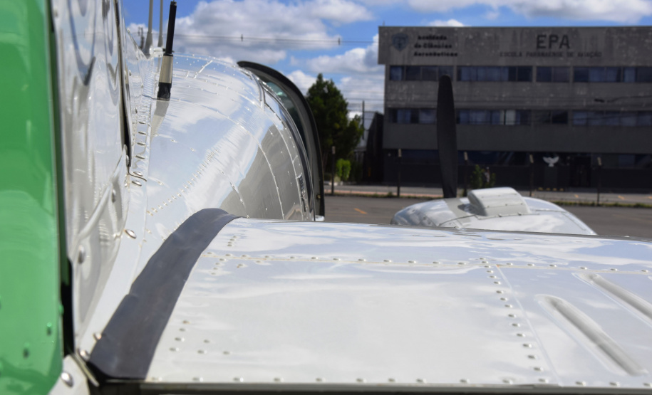 O Governo do Estado começou a distribuir sexta-feira (23) para as 22 Regionais de Saúde do Paraná mais 205.130 doses da vacina contra a Covid-19. Os imunizantes integram o 14º lote encaminhado pelo Ministério da Saúde na quinta-feira (22), composto por 166.000 doses da Covishield, produzida pela Universidade de Oxford/AstraZeneca/Fiocruz, e 39.130 doses da CoronaVac, desenvolvida pelo Instituto Butantan/Sinovac. - Curitiba, 23/04/2021  -   Foto: Américo Antonio/SESA