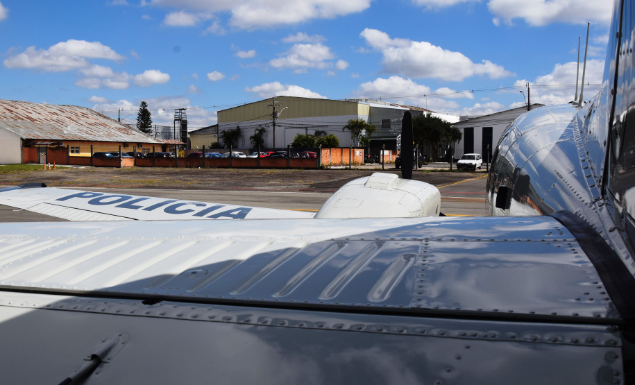 O Governo do Estado começou a distribuir sexta-feira (23) para as 22 Regionais de Saúde do Paraná mais 205.130 doses da vacina contra a Covid-19. Os imunizantes integram o 14º lote encaminhado pelo Ministério da Saúde na quinta-feira (22), composto por 166.000 doses da Covishield, produzida pela Universidade de Oxford/AstraZeneca/Fiocruz, e 39.130 doses da CoronaVac, desenvolvida pelo Instituto Butantan/Sinovac. - Curitiba, 23/04/2021  -   Foto: Américo Antonio/SESA