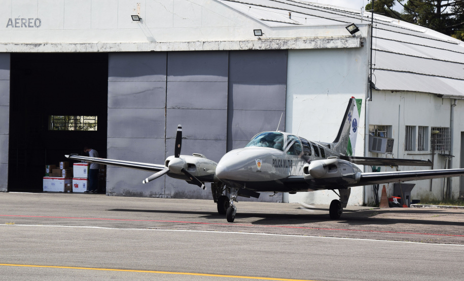 O Governo do Estado começou a distribuir sexta-feira (23) para as 22 Regionais de Saúde do Paraná mais 205.130 doses da vacina contra a Covid-19. Os imunizantes integram o 14º lote encaminhado pelo Ministério da Saúde na quinta-feira (22), composto por 166.000 doses da Covishield, produzida pela Universidade de Oxford/AstraZeneca/Fiocruz, e 39.130 doses da CoronaVac, desenvolvida pelo Instituto Butantan/Sinovac. - Curitiba, 23/04/2021  -   Foto: Américo Antonio/SESA