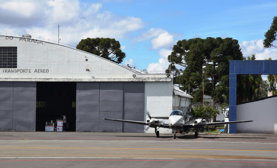 O Governo do Estado começou a distribuir sexta-feira (23) para as 22 Regionais de Saúde do Paraná mais 205.130 doses da vacina contra a Covid-19. Os imunizantes integram o 14º lote encaminhado pelo Ministério da Saúde na quinta-feira (22), composto por 166.000 doses da Covishield, produzida pela Universidade de Oxford/AstraZeneca/Fiocruz, e 39.130 doses da CoronaVac, desenvolvida pelo Instituto Butantan/Sinovac. - Curitiba, 23/04/2021  -   Foto: Américo Antonio/SESA