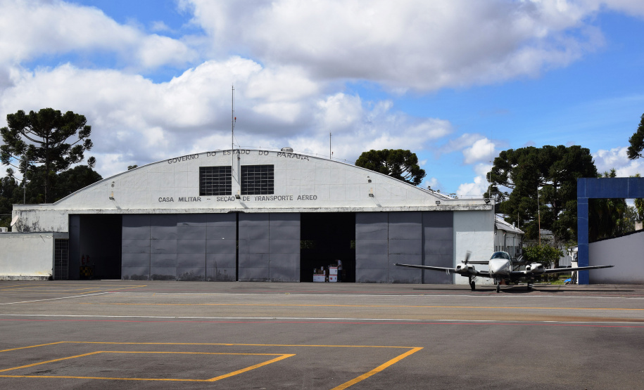 O Governo do Estado começou a distribuir sexta-feira (23) para as 22 Regionais de Saúde do Paraná mais 205.130 doses da vacina contra a Covid-19. Os imunizantes integram o 14º lote encaminhado pelo Ministério da Saúde na quinta-feira (22), composto por 166.000 doses da Covishield, produzida pela Universidade de Oxford/AstraZeneca/Fiocruz, e 39.130 doses da CoronaVac, desenvolvida pelo Instituto Butantan/Sinovac. - Curitiba, 23/04/2021  -   Foto: Américo Antonio/SESA