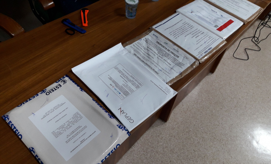 O Governo do Paraná conheceu nesta sexta-feira (23) as propostas de preço de seis consórcios que disputam a licitação para elaboração dos estudos preliminares de engenharia e Estudos de Impacto Ambiental e Relatório de Impacto Ambiental (EIA/RIMA) da implantação da Ponte de Guaratuba e seus acessos, no Litoral do Estado. - Curitiba, 23/04/2021 - Foto: Divulgação DER