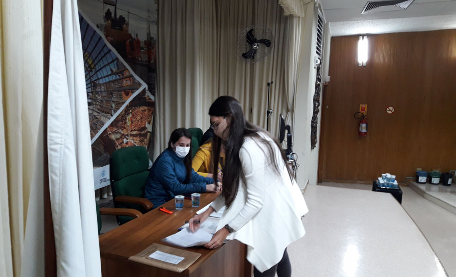 O Governo do Paraná conheceu nesta sexta-feira (23) as propostas de preço de seis consórcios que disputam a licitação para elaboração dos estudos preliminares de engenharia e Estudos de Impacto Ambiental e Relatório de Impacto Ambiental (EIA/RIMA) da implantação da Ponte de Guaratuba e seus acessos, no Litoral do Estado. - Curitiba, 23/04/2021 - Foto: Divulgação DER