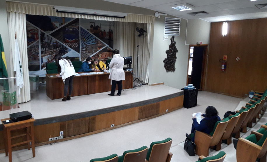 O Governo do Paraná conheceu nesta sexta-feira (23) as propostas de preço de seis consórcios que disputam a licitação para elaboração dos estudos preliminares de engenharia e Estudos de Impacto Ambiental e Relatório de Impacto Ambiental (EIA/RIMA) da implantação da Ponte de Guaratuba e seus acessos, no Litoral do Estado. - Curitiba, 23/04/2021 - Foto: Divulgação DER