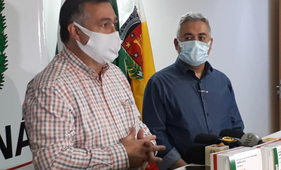 Força-tarefa acelera envio de vacinas e municípios já recebem imunizantes e medicamentos- O secretário de Estado da Saúde, Beto Preto, recebeu simbolicamente as vacinas em Maringá, que contempla os municípios da 15ª Regional de Saúde. A unidade recebeu 15.975 doses do imunizante. - Maringá, 23/04/2021 - Foto: SESA