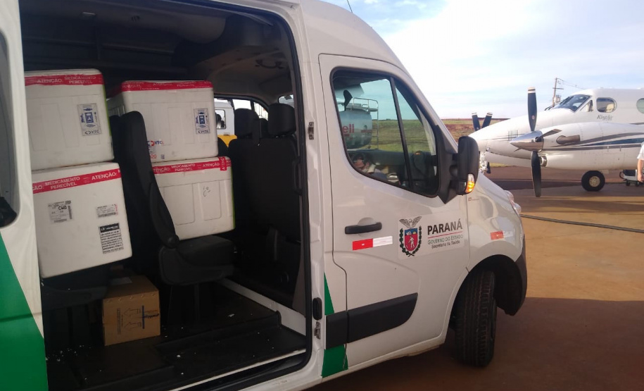 Força-tarefa acelera envio de vacinas e municípios já recebem imunizantes e medicamentos- O secretário de Estado da Saúde, Beto Preto, recebeu simbolicamente as vacinas em Maringá, que contempla os municípios da 15ª Regional de Saúde. A unidade recebeu 15.975 doses do imunizante. - Maringá, 23/04/2021 - Foto: SESA