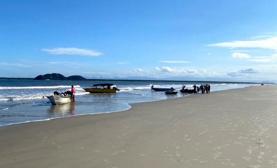 BPMOA e bombeiros fazem resgate após barco virar no mar na Ilha de Superagui, no litoral do estado. Foto:BPMOA