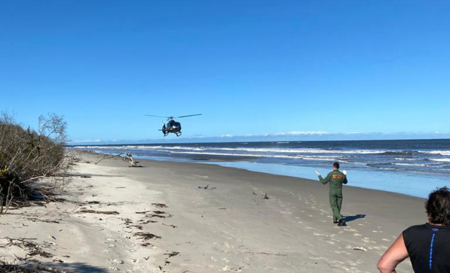BPMOA e bombeiros fazem resgate após barco virar no mar na Ilha de Superagui, no litoral do estado. Foto:BPMOA