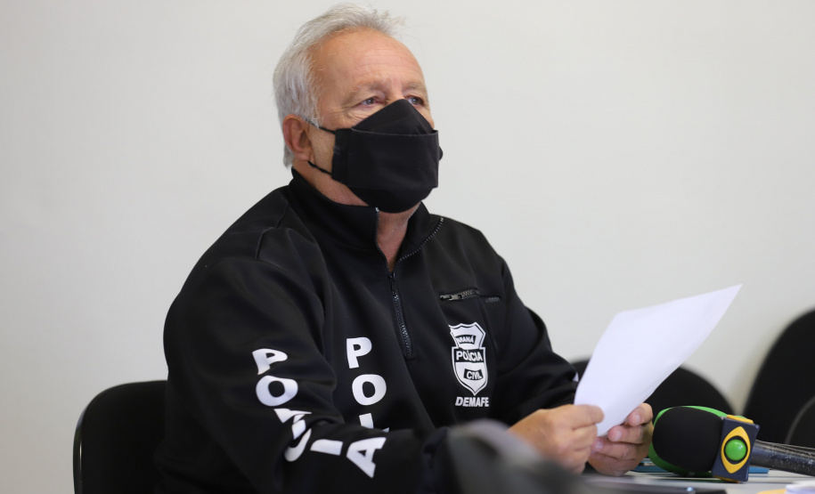 Coletiva DEMAFE O delegado da PCPR, Luiz Carlos, concede  entrevista na Delegacia Móvel de Atendimento a Futebol e Eventos,  referente a inquérito policial para apurar a suspeita de falsificação de testes de Covid-19, de jogadores de um clube de futebol da região Oeste do Estado. Foto: Geraldo Bubniak/AEN