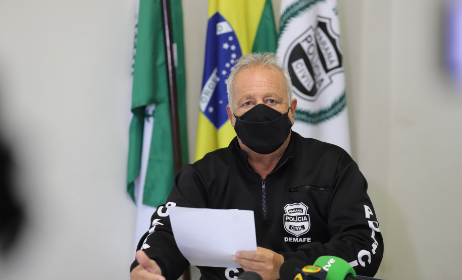 Coletiva DEMAFE O delegado da PCPR, Luiz Carlos, concede  entrevista na Delegacia Móvel de Atendimento a Futebol e Eventos,  referente a inquérito policial para apurar a suspeita de falsificação de testes de Covid-19, de jogadores de um clube de futebol da região Oeste do Estado. Foto: Geraldo Bubniak/AEN