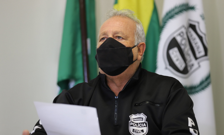 Coletiva DEMAFE O delegado da PCPR, Luiz Carlos, concede  entrevista na Delegacia Móvel de Atendimento a Futebol e Eventos,  referente a inquérito policial para apurar a suspeita de falsificação de testes de Covid-19, de jogadores de um clube de futebol da região Oeste do Estado. Foto: Geraldo Bubniak/AEN