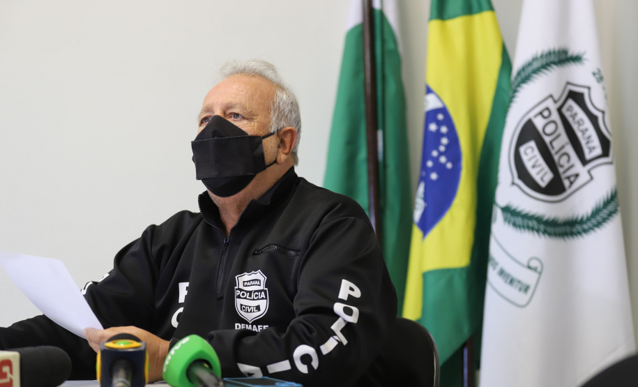 Coletiva DEMAFE O delegado da PCPR, Luiz Carlos, concede  entrevista na Delegacia Móvel de Atendimento a Futebol e Eventos,  referente a inquérito policial para apurar a suspeita de falsificação de testes de Covid-19, de jogadores de um clube de futebol da região Oeste do Estado. Foto: Geraldo Bubniak/AEN