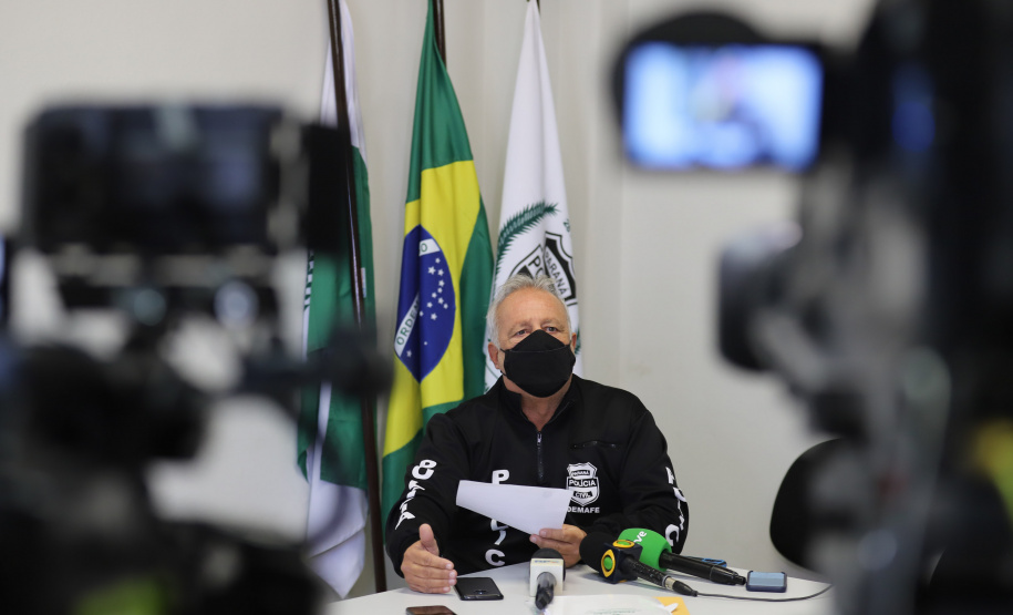 Coletiva DEMAFE O delegado da PCPR, Luiz Carlos, concede  entrevista na Delegacia Móvel de Atendimento a Futebol e Eventos,  referente a inquérito policial para apurar a suspeita de falsificação de testes de Covid-19, de jogadores de um clube de futebol da região Oeste do Estado. Foto: Geraldo Bubniak/AEN